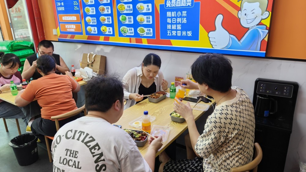 纯外卖东北老饭盒门店：是否预留少量堂食位置深度解析